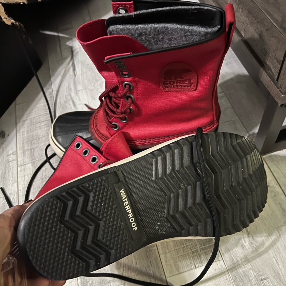 Woman’s Sorel waterproof boots - Picture 2 of 6